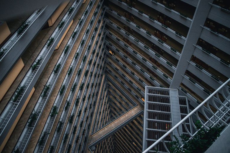 Какие нормативы применяются при замене материалов в интерьере?