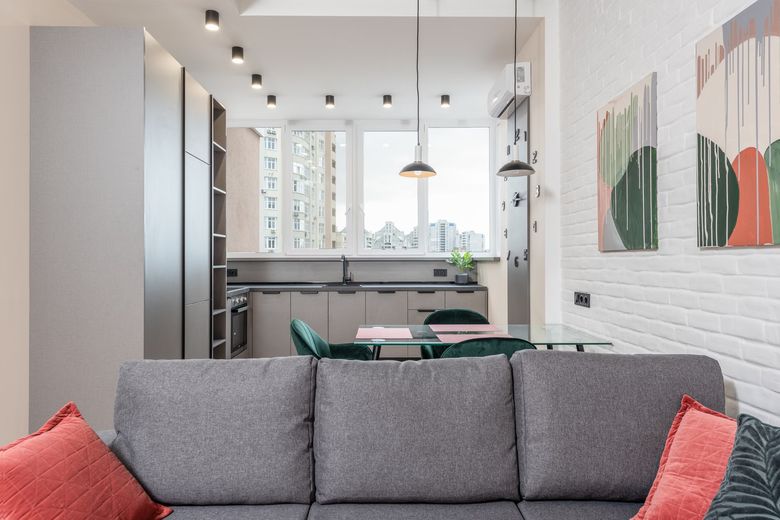 Как спланировать кухню в загородном доме с панорамными окнами: пример Lakeside Residence?