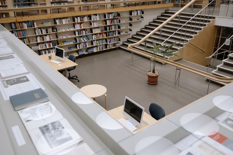 Эргономика рабочего места в окружении книжных стеллажей