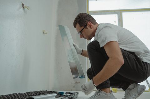 Какие скрытые дефекты штукатурки и стяжки чаще всего упускают заказчики?