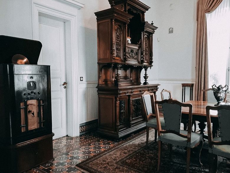 Почему сухой воздух опасен для антиквариата и деревянных поверхностей?