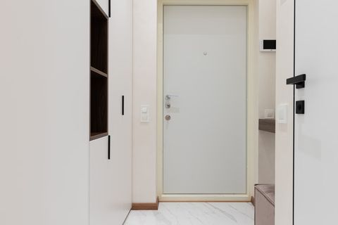 Нужно ли согласовывать замену входной двери в квартире с White Box?